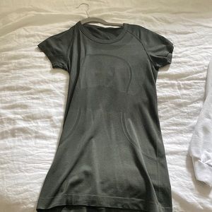 Lululemon swiftly tech tee, size 6